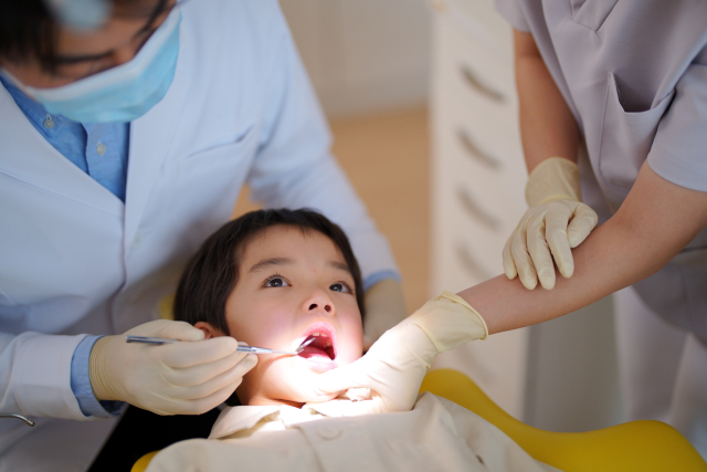 小児歯科でよくある質問10選｜通院頻度・治療内容・費用・自宅ケアのポイントを解説