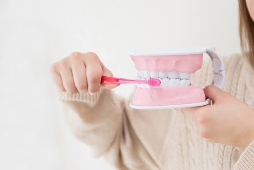 歯磨きで血が出るのはなぜ？歯ぐきからの出血の原因と対策法